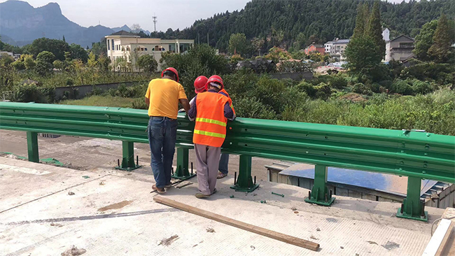 张掖高速公路护栏板的维护确保道路安全的关键环节